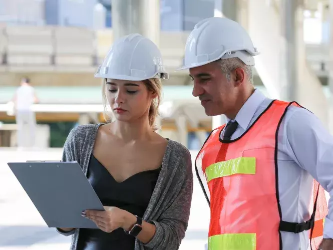 professionals de la construcció a l'obra